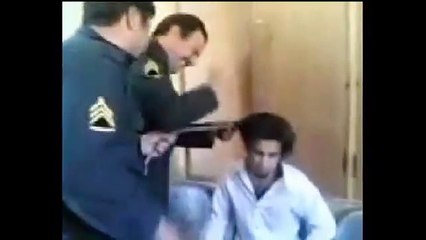 الشرطة الايرانية تعذب شاب لطول شعرة