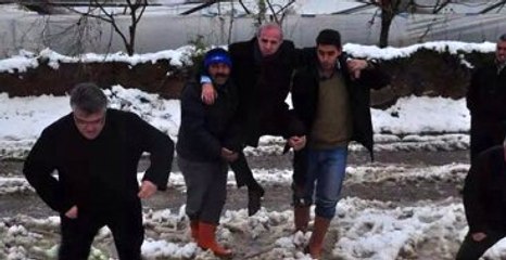 Belediye Yetkilisi, Çiftçilerin Omuzunda Hasar Tespiti Yaptı