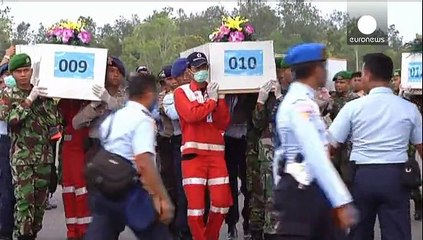 انتشال ثلاثين جثة والتعرف على ثلاثة منها وسوء الأحوال الجوية يعيق عملية البحث