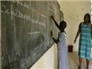 أطفال بساحل العاج يتسربون من مدارسهم للعمل بزراعة الكاكاو