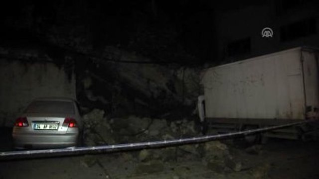 Eyüp'te İstinat Duvarı Çöktü
