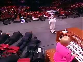 Benny Hinn - Bows Before God