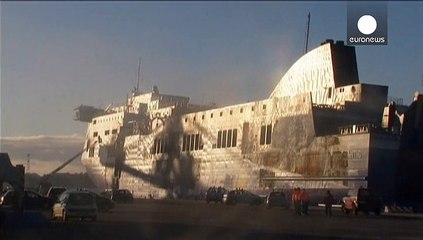 Már olasz kikötőben vizsgálják a kiégett komp roncsát