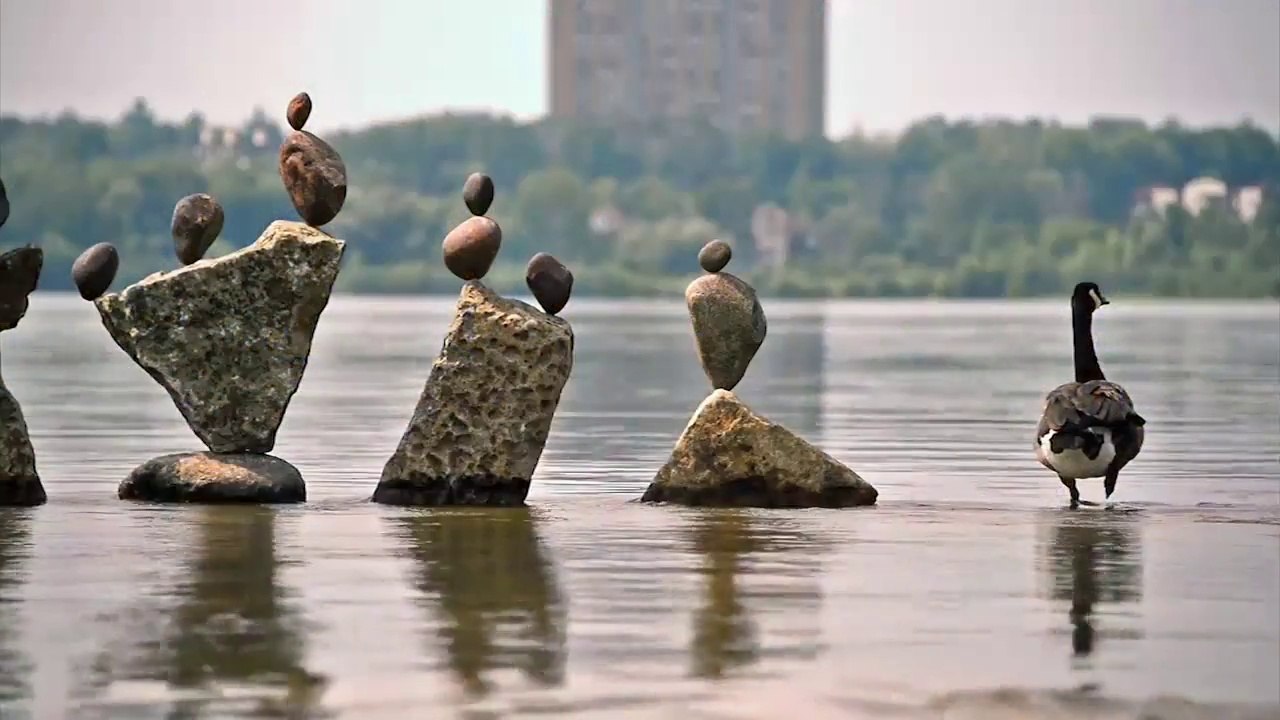 Un artiste fait tenir des pierres en équilibre : Gravity Glue 2014 - Magique...