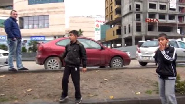 Adana Hatıra Fotoğrafı Çektireceğiz' Diye Aldıkları Ayakkabıları Çaldılar