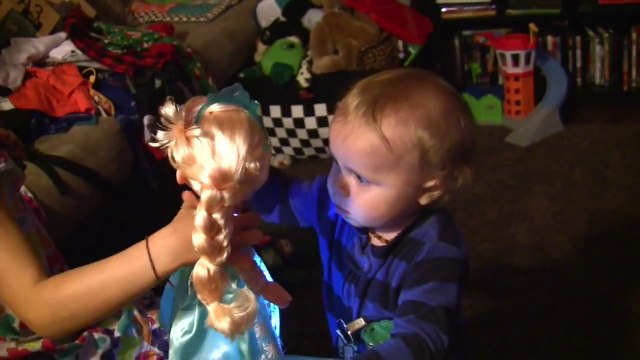 Hilarante réaction d'un bébé qui entend la chanson Let It Go de Frozen