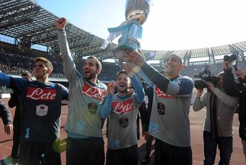 Napoli - Allenamento al San Paolo, sfilata con la SuperCoppa (02.01.15)
