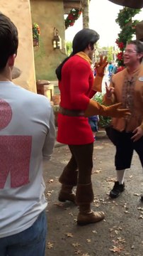 Concours de pompes à Disney entre Gaston et un gros dur!
