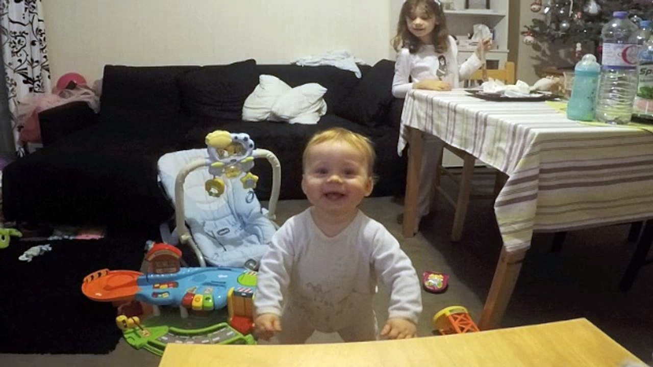 Raphaël, petit curieux et ses premiers pas.