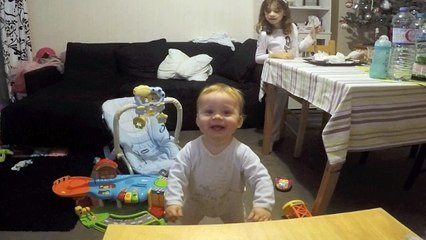 Raphaël, petit curieux et ses premiers pas.