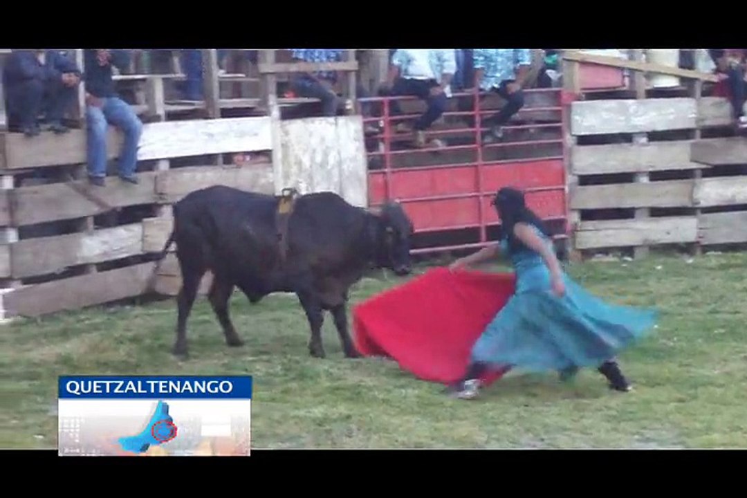 #Jaripeo #Salcajá  Un hombre vestido de mujer, demuestra sus habilidades para...