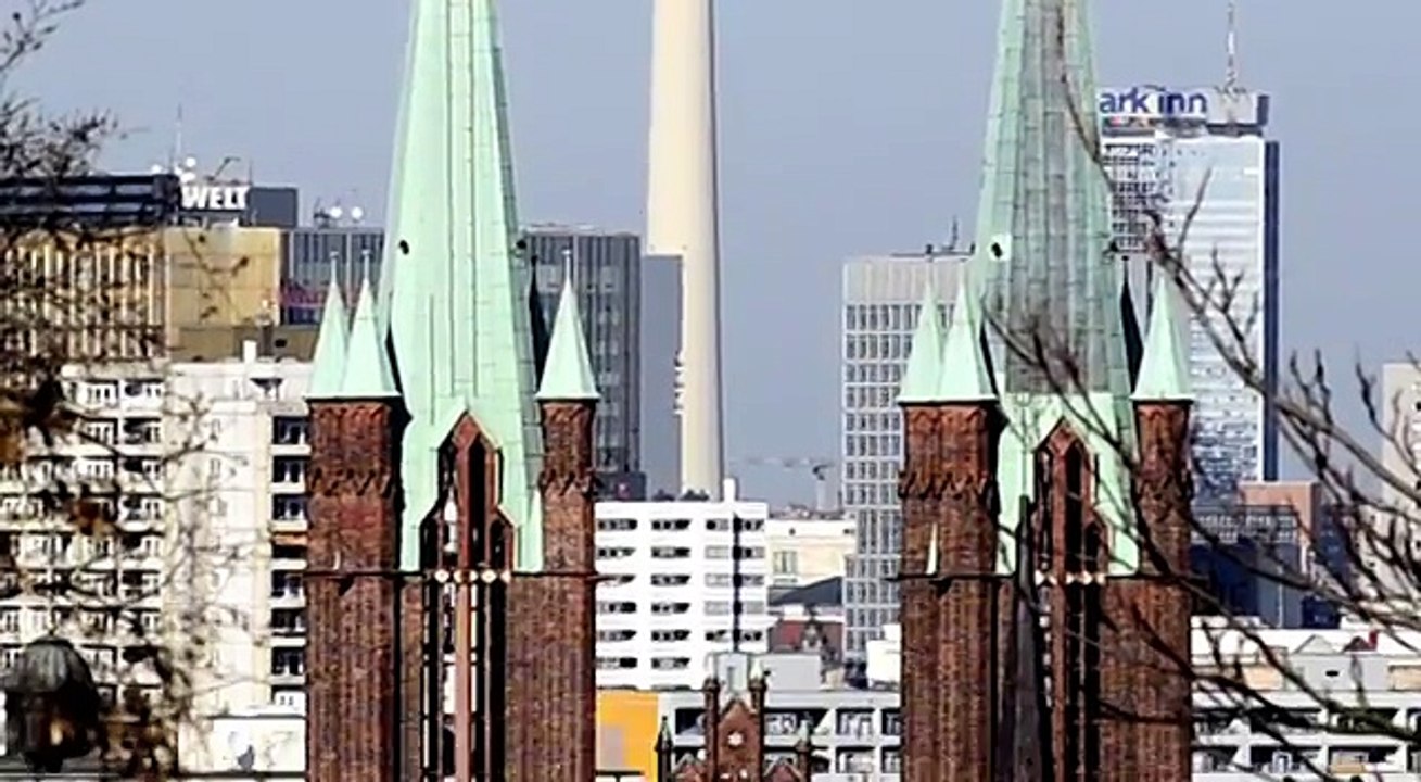 Book Trailer “Come le Nuvole sopra Berlino” – Puntoacapo Editrice, Dario De Serri.