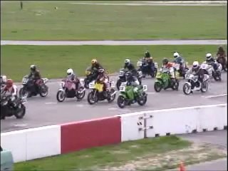 Le pilote de moto fait n'importe quoi au départ de la course