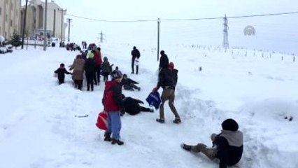 Çocukların Poşetle Kayak Keyfi