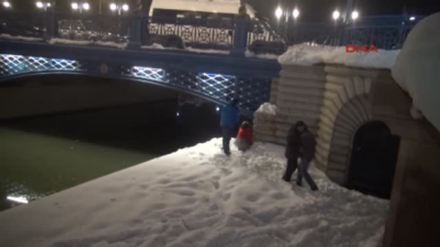 Eskişehir Porsuk Çayı'na Atlamak İsteyen Kadını Polis Engelledi