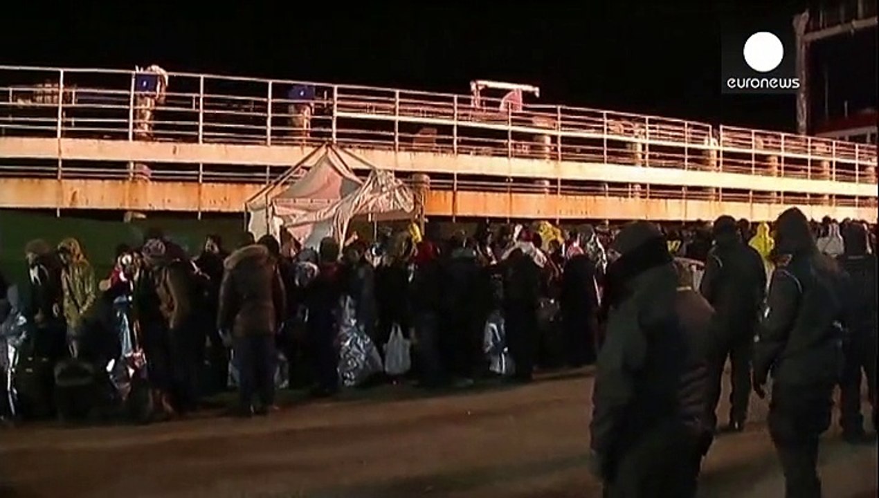 Cerca 360 imigrantes do navio abandonado já est...