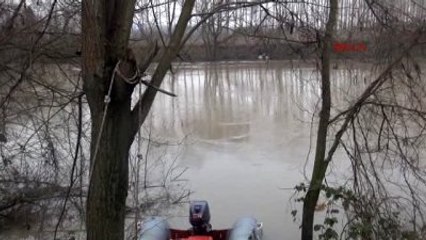 Sakarya Nehri'nde Ördek Avına Çıkanların Kayığı Devrildi: 1 Kişi Kayıp
