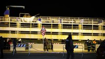 Imigrantes de navio abandonado chegam à Itália