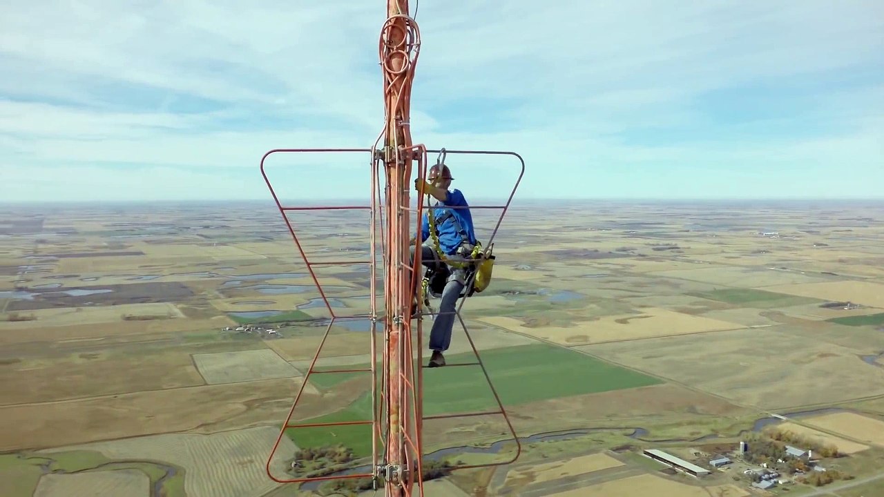 Climb a 460m high tower to change a bulb! Crazy footage... - Vidéo  Dailymotion