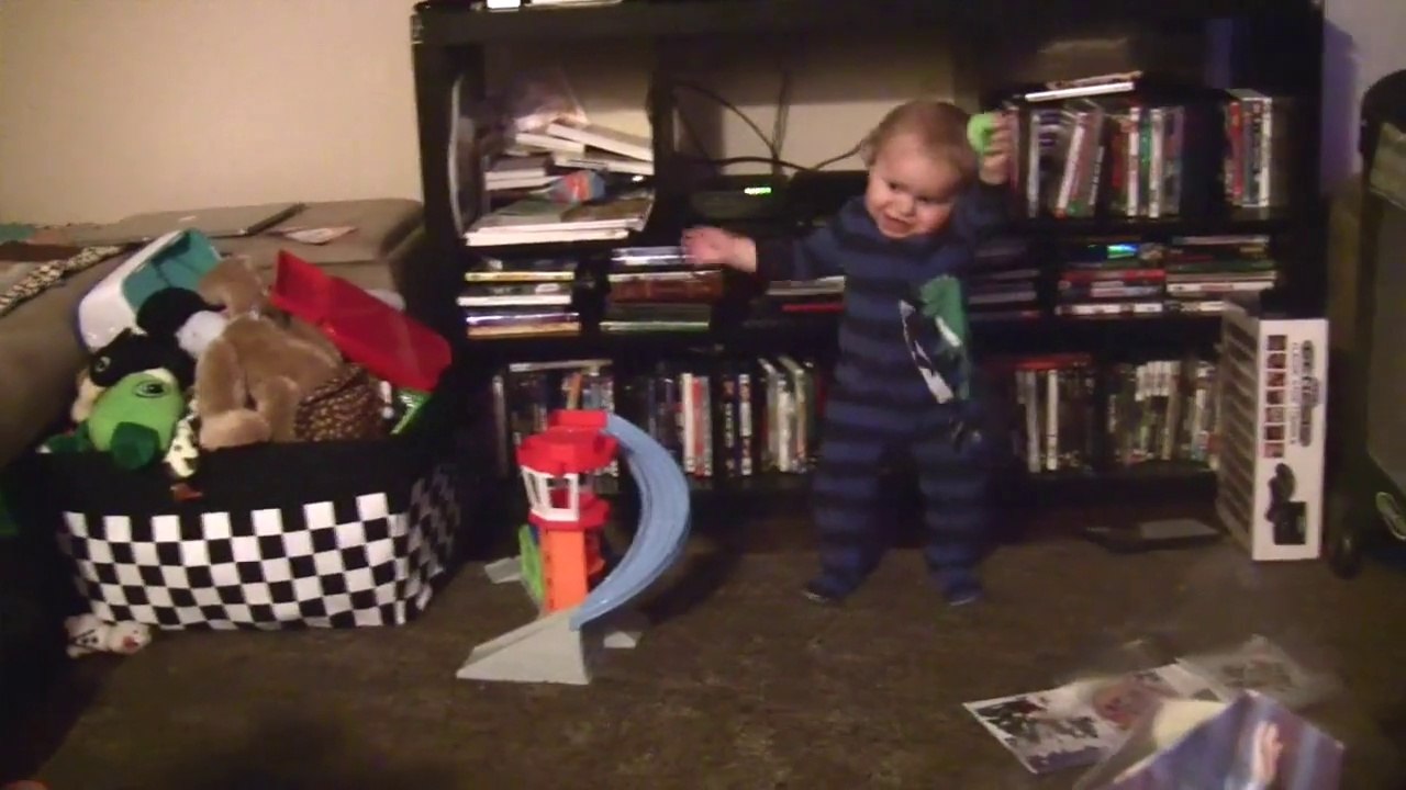 Ce jeune garçon est très très fan de Let It Go, la chanson de Frozen!