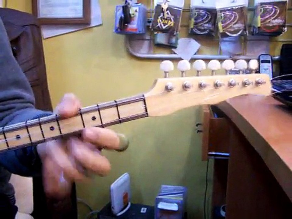 Kısa Sap Profesyonel Gitar Burgulu Ceviz Bağlama