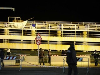 Llega a Italia carguero con migrantes