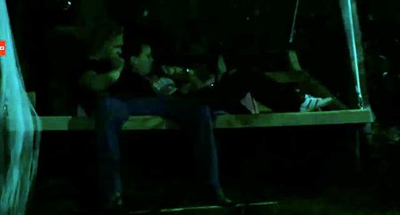 ISA EN GIO MUZIEK LUISTEREN OP DE SCHOMMELBANK