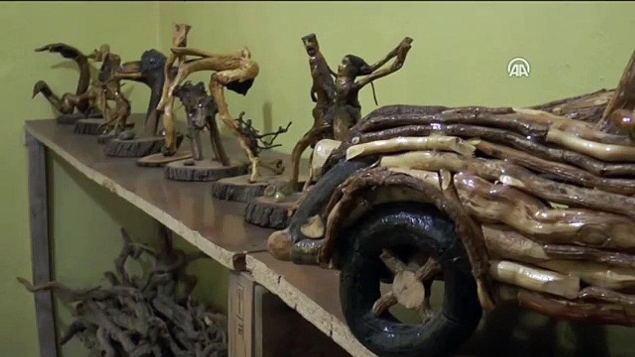Ağaç köklerini sanat eserine dönüştürüyor