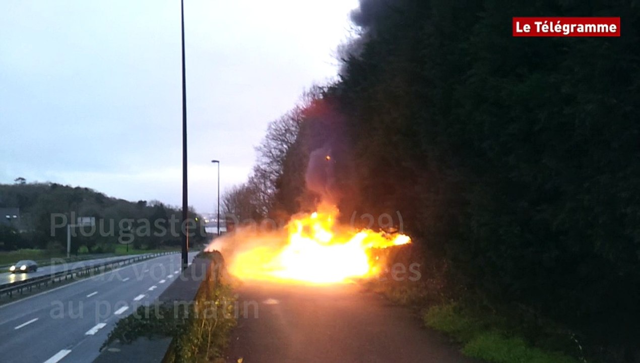 Entre Brest et Daoulas. Une voiture en feu en contrebas de la RN165