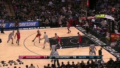 Cory Joseph fait voler Kris Humphries sur une feinte 