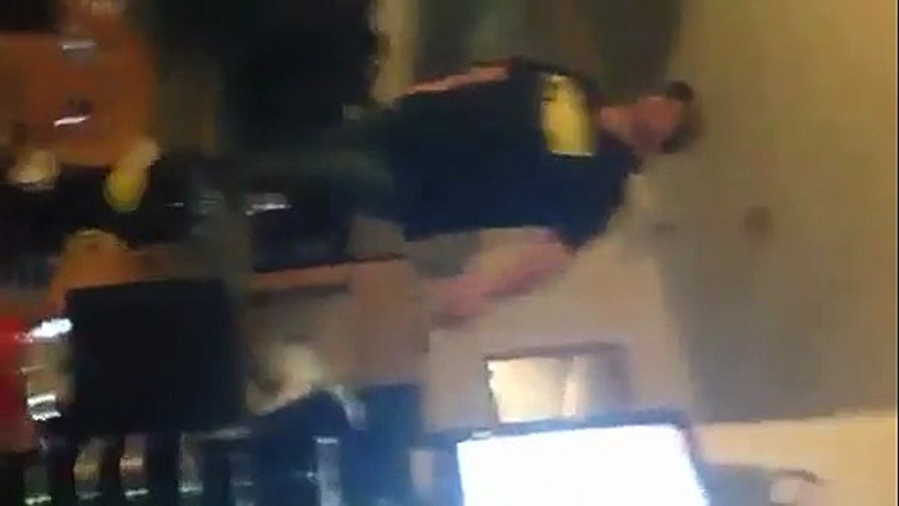 Alcoolisé, il tente un high kick sur son pote