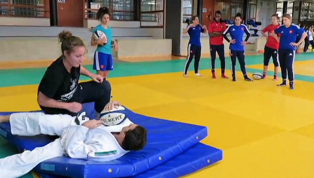 Plaquages et contacts au sol pour les filles du XV de France avec les judokas du dojo romanais