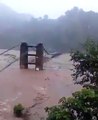 شدید بارش کے بعد تتہ پانی (آزاد کشمیر) کے قریب پل کے تباہ ہونے