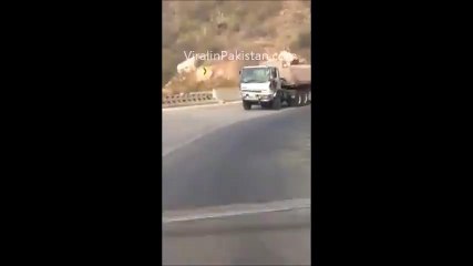 Brave pakistani stops 22 Wheeler truck