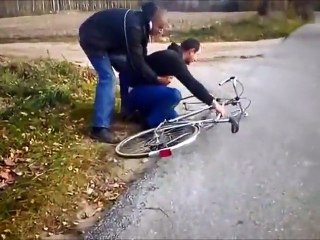 Скачать видео: Un homme ivre veut faire du vélo