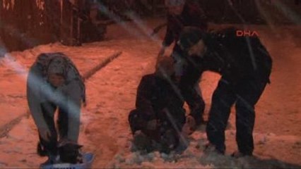 Vatandaş, Naylon Poşetle Kayak Keyfi Yaptı