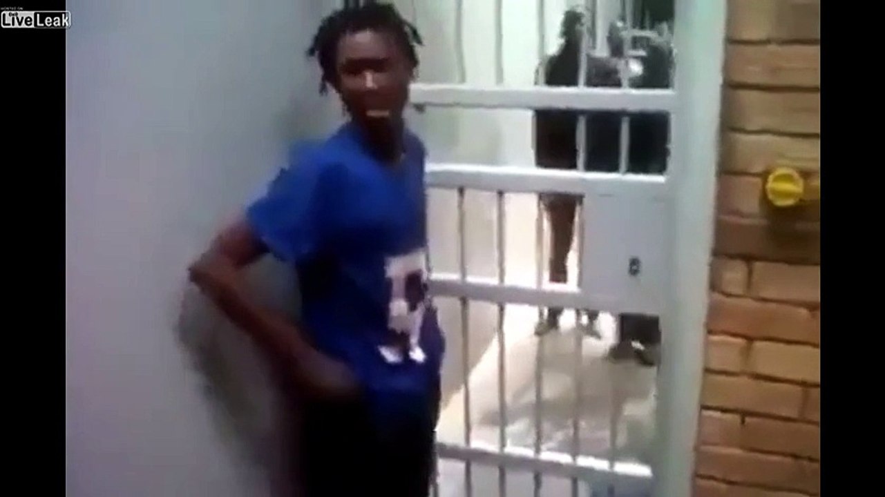 Prisoner can get through jail cell door - Prison Break