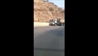 Pakistani Man Stops 22 Wheeler Brake-Failed Truck Risking His Life