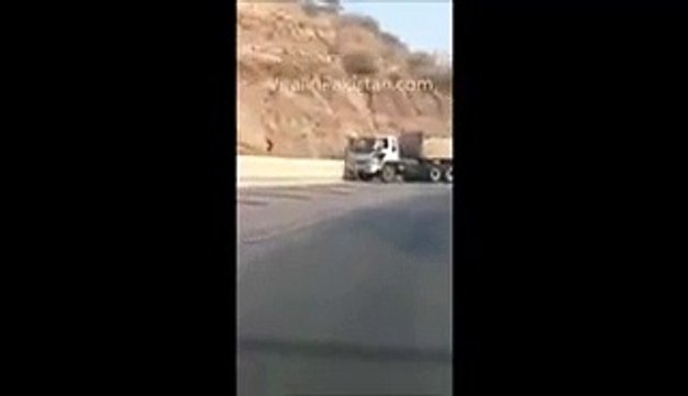 A BRAVE PAKISTANI STOPS 22 WHEELER TRUCK ON KALAR KAHAR MOTORWAY WITHOUT