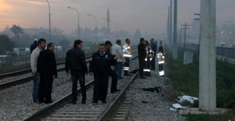 Rayların Üzerinde Alkol Alırken Tren Çarpan Adam, Paramparça Oldu