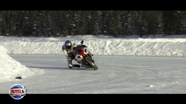 258 km/h on ice : Yamaha R1 vs Porsche GT3 RS
