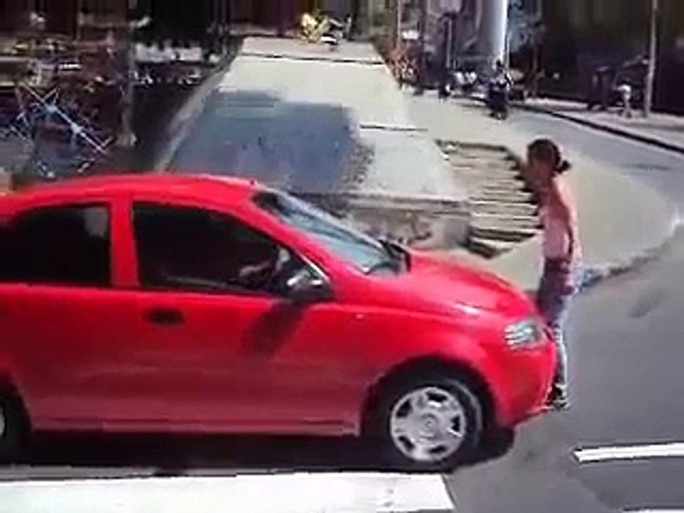 La moglie lo trova con l'amante e scatta la rissa!!