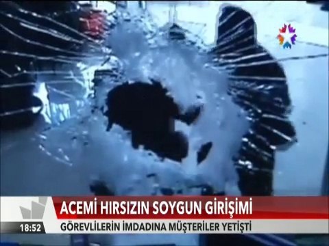 Acemi hırsızın balyozla banka camını kırarak yaptığı soygun girişimi