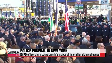 NYPD officers turn backs on city's mayor at funeral for slain colleague