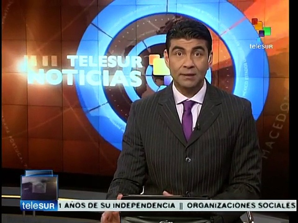 México: niños lanzan al aire globos y carteles por Ayotzinapa
