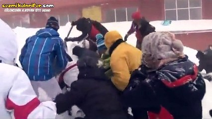 Şu An Çığ Düşüyor Gayet Mutlu İnsanlar