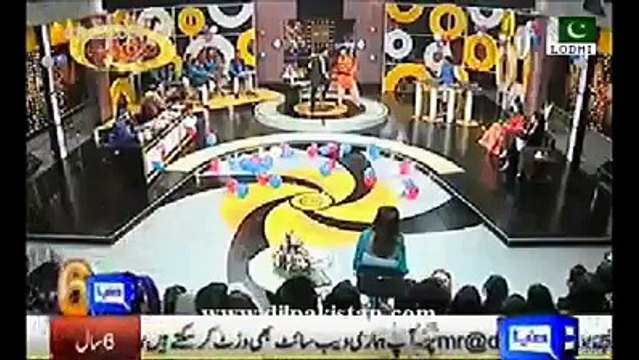 جوگی بابا نے جگتیں مار مار کر ماروی میمن کی بولتی بند کروا دی ۔ جوگی بابا کی جگتوں سے سارا ہال تالیوں سے گونج اٹھا