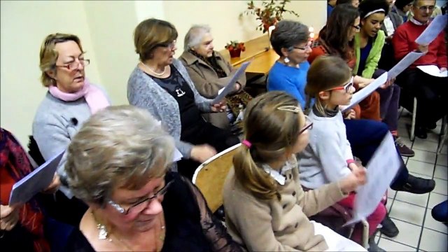 Pot-pourri de chants de Noël, danses et galettes . 4 Janvier 2015 Paroisse de la Paix Amiens