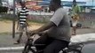 Un Brésilien transporte une bouteille de gaz de 25kg en équilibre sur la tête, en faisant du vélo!