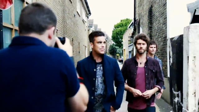 Robbie Williams rejoins Take That - YouTube